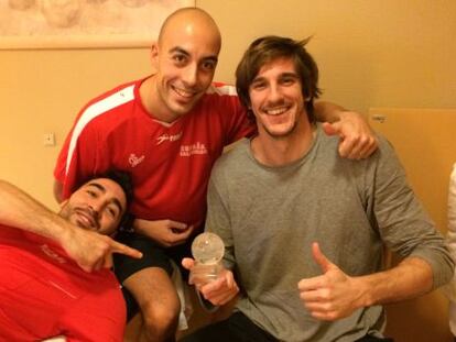 Viran, junto a Valero Rivera y Rocas, posa con su 'trofeo'.