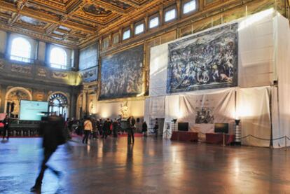 Salón de los Quinientos en el palacio Vecchio, donde se autorizó la búsqueda de una obra de Leonardo tras un fresco de Vasari.