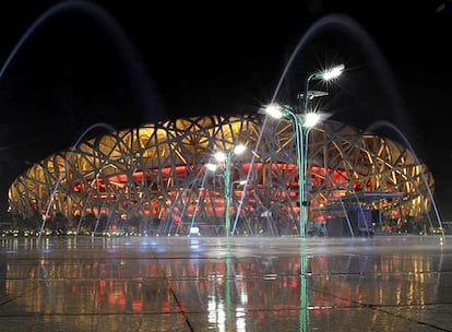 El estadio olímpico, <i>El Nido de Pájaro,</i> iluminado durante la noche.