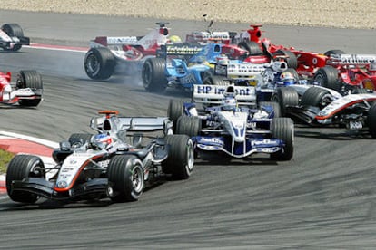 Raikkonen, al frente del pelotón tras la accidentada salida en el Gran Premio de Europa.