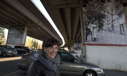 Sole, una de las vecinas de La Ribera junto a su foto que decora un pilar de la autopista.