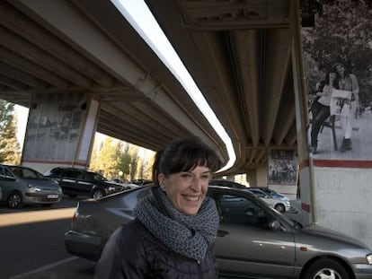 Sole, una de las vecinas de La Ribera junto a su foto que decora un pilar de la autopista.