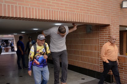 Rodríguez se encoge para caminar por un pasillo en Caracas (Venezuela), el 29 de mayo.