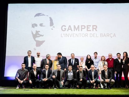 Els familiars de Joan Gamper amb el president del Barça, Josep Maria Bartomeu.