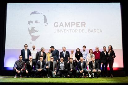 Los familiares de Joan Gamper junto al presidente del Barcelona, Josep Maria Bartomeu.