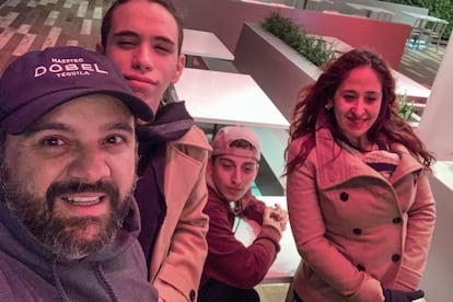 Juan Espinoza (izquieda) junto a su familia en una imagen sin datar.
