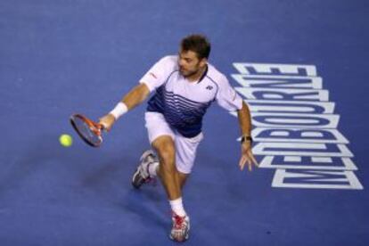 Wawrinka golpea un revés.