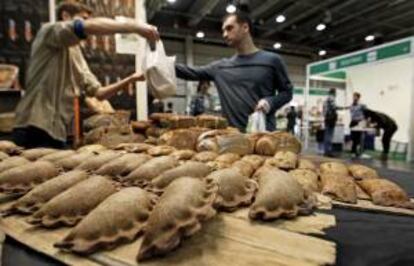 Un visitante de la feria Biocultura compra pan artesano y ecológico. EFE/Archivo