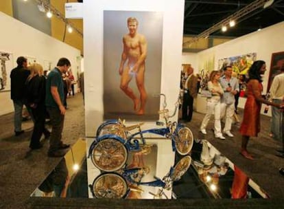 El público de Miami se reúne ante las fotografías de Thomas Struth tituladas <i>Museo del Prado.</i>