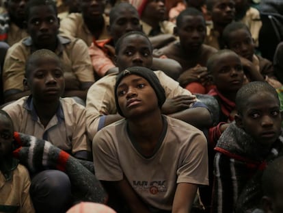 Algunos de los estudiantes nigerianos que han estado secuestrados durante seis días, en un edificio del gobierno después de haber sido liberados, este viernes en la localidad de Katsina.