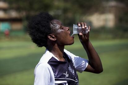 Uma jogadora do time Zetech Sparks bebe água durante o intervalo de uma partida da Premier League Feminina, a primeira divisão do futebol feminino no Quênia.