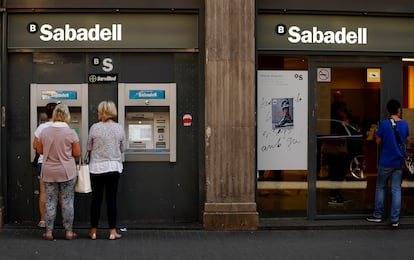 Fachada de una sucursal bancaria del Sabadell, en Madrid.