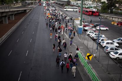 Los transportistas han bloqueado avenidas principales en norte, sur, este y oeste de la capital mexicana. En la imagen, ante la falta de transporte público, usuarios caminan sobre avenida Insurgentes norte.