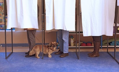 Vista de una de las cabinas en un centro de votación en Niza.