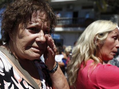 Una mujer llora después de que el coche fúnebre entrara el jueves en el cementerio de La Tablada con los restos de Alberto Nisman.