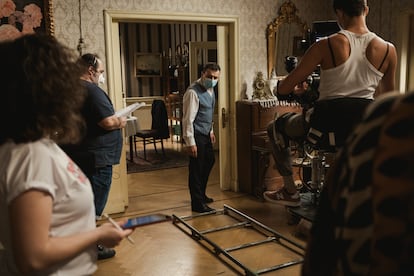 El actor Marcial Álvarez, con mascarilla durante un ensayo en el plató de 'Acacias 38'.