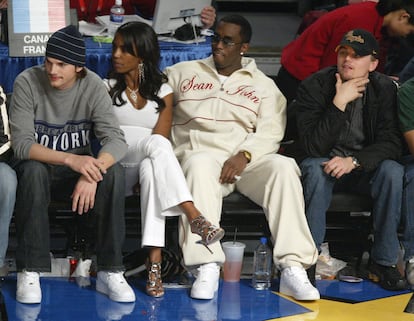 Ashton Kutcher, Kim Porter, Sean Combs y Leonardo DiCaprio, en un partido de la NBA en el antes llamado Staples Center, en Los Ángeles, en febrero de 2004.