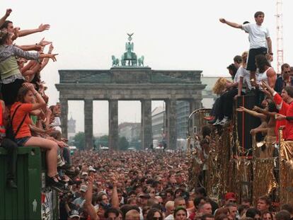 Unas 500.000 personas celebran la Love Parade en Berl&iacute;n en 1996.