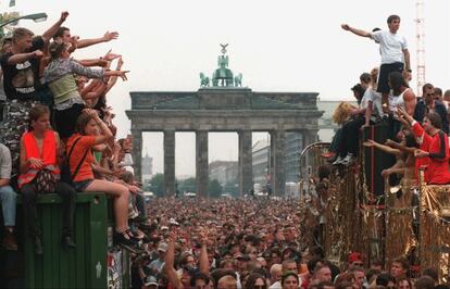 Unas 500.000 personas celebran la Love Parade en Berlín en 1996.