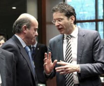 El ministro espa&ntilde;ol de Econom&iacute;a, Luis de Guindos (c), charla con su hom&oacute;logo holand&eacute;s y presidente del Eurogrupo, Jeroen Dijsselbloem (der), en una reuni&oacute;n del ECOFIN en Bruselas, en febrero pasado. EFE/Archivo