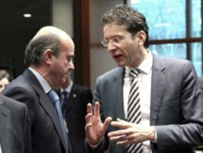 El ministro espa&ntilde;ol de Econom&iacute;a, Luis de Guindos (c), charla con su hom&oacute;logo holand&eacute;s y presidente del Eurogrupo, Jeroen Dijsselbloem (der), en una reuni&oacute;n del ECOFIN en Bruselas, en febrero pasado. EFE/Archivo