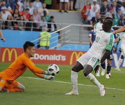 Sadio Mane, de Senegal, marca el primer gol del equipo.