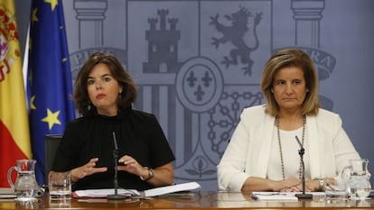 La vicepresidenta del Gobierno en funciones, Soraya Sáenz de Santamaría,iz., acompañada de la ministra de Empleo en funciones, Fátima Báñez, durante la rueda de prensa posterior al Consejo de Ministros.