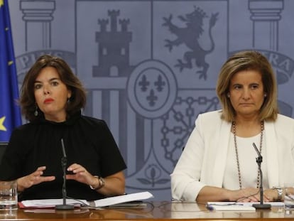 La vicepresidenta del Gobierno en funciones, Soraya Sáenz de Santamaría,iz., acompañada de la ministra de Empleo en funciones, Fátima Báñez, durante la rueda de prensa posterior al Consejo de Ministros.