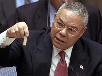 Colin Powell muestra un tubo que, según dijo, podía contener Antrax, el 5 de febrero en el Consejo de Seguridad de la ONU.
Diapositivas presentadas por el secretario de Estado norteamericano para demostrar que Irak tenía armas de destrucción masiva.