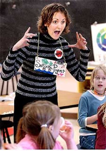 Una alumna de la Universidad de Wisconsin da clases de castellano.