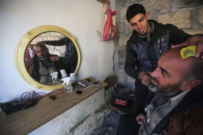 Un iraquí desplazado del barrio oriental de Al-Methaq recibe un corte de barba en el barrio de Al-Quds, en Mosul (Irak).