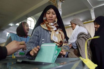 Uma mulher afegã vota em um colégio eleitoral de Cabul.