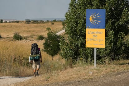 Un peregrino en un tramo del Camino de Santiago a su paso por la provincia de León.