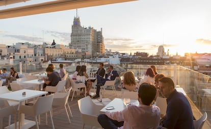 En Chueca, el hotel Óscar Room Mate, con interiorismo de Tomás Alía, invita a subir hasta su terraza, desde donde es posible contemplar espectaculares vistas urbanas de 360 grados. Tiene piscina para darse un chapuzón (de 12.30 a 18.30) y solárium donde broncearse bajo el intenso sol madrileño. La terraza abre de 19.30 a 2.30 y su apuesta es la coctelería. La reforma de 2008 incorporó tumbonas, camas balinesas y 'chaises longues'. Dirección: plaza de Pedro Zerolo, 2. +34 91 701 11 73. www.room-matehotels.com.