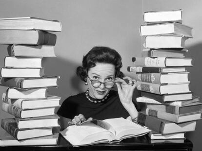 Una mujer entre dos columnas de libros.