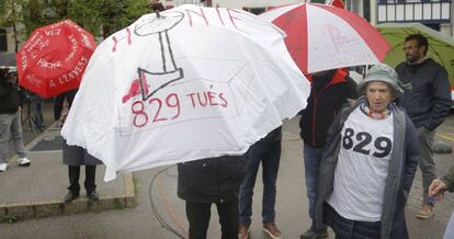 Varias personas protestan durante la inauguración de la escultura en Bayona, Francia. 