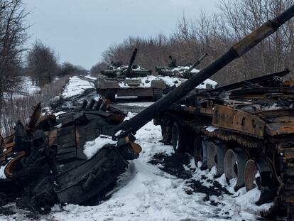 Varios blindados rusos destruidos por tropas ucranias en la región de Sumy, en marzo.