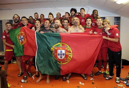 Fotografía facilitada por la Federación Portuguesa de fútbol de los jugadores de la selección portuguesa mientras celebran la victoria ante Suecia