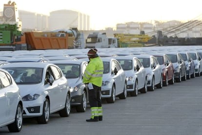 Un operari controla l'embarcament, aquest dimecres al matí al port de Barcelona, de cotxes de la marca Seat amb destinació a la Xina.