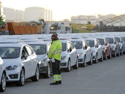 Un operari controla l'embarcament, aquest dimecres al matí al port de Barcelona, de cotxes de la marca Seat amb destinació a la Xina.