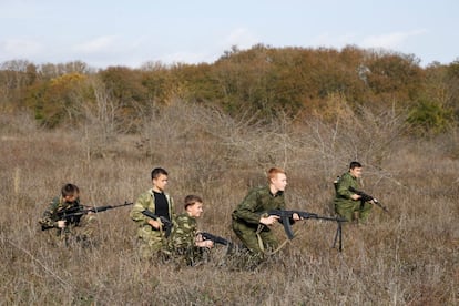 La operación para apoderarse de la península, aclamada por los nacionalistas rusos como ‘La primavera de Crimea’, dio lugar a un aumento en lo que se llama 'educación militar y patriótica’ de los jóvenes rusos. En la foto, estudiantes de la Escuela General de Cadetes Yermolov asisten a un ejercicio militar táctico en el terreno, en Stavropol, Rusia, el 21 de octubre de 2017.