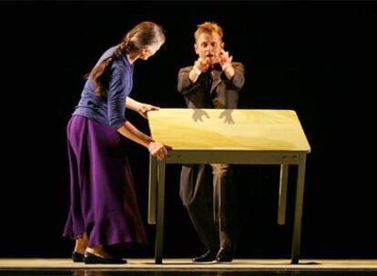 Ana Laguna y Mijail Baryshnikov, en el Teatro Español de Madrid.