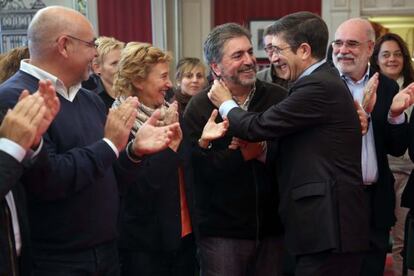 Patxi López, en el Hotel Londres de San Sebastián, con cargos políticos del País Vasco.