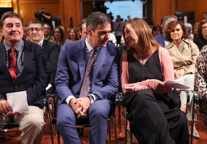 Sánchez, flanqueado por el director del Instituto Cervantes, Luis García Montero, y la presidenta del Congreso, Francina Armengol.