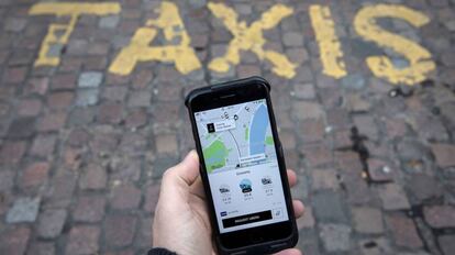 Foto de un móvil con la aplicación de Uber.