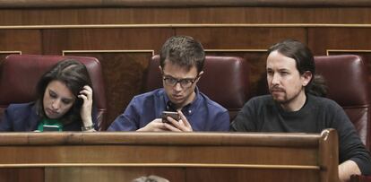 Pablo Iglesias (d), Iñigo Errejon e Irene Montero en el debate de investidura.