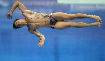 Encontrar los aros olímpicos en el tatuadísimo cuerpo del francés Matthieu Rosset (26 años) no es fácil. Bajo su pezón izquierdo, bordeando otros tantos diseños, está el emblema que acredita de forma simbólica su participación en unos Juegos, en su caso, por segunda vez tras competir también en Londres. Rosset, que adorna su cuerpo con tribales, nadadores y otros elementos, luchará por una medalla en salto de trampolín 3m. De lograrlo, sería su primer metal olímpico.