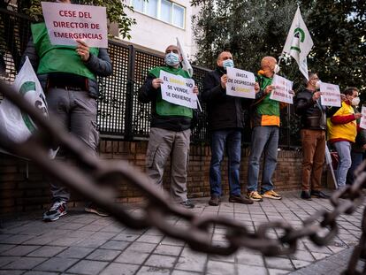 Concentracion de los sindicatos con representacion en el Samur contra el Director General de Emergencias frente a la sede del area de Gobierno de Portavoz, Seguridad y Emergencias.