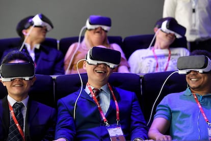 Visitors smile as they test the new 'Oculus VR' virtual device at the Samsung stand during the Mobile World Congress in Barcelona on February 22, 2016, on the first day of the world's biggest mobile fair that runs to February 25.

South Korean tech giants Samsung Electronics and LG unveiled yesterday new smartphones with better cameras and turned to virtual reality to boost interest in their headsets at a time of slowing sales.

 / AFP / JOSEP LAGO