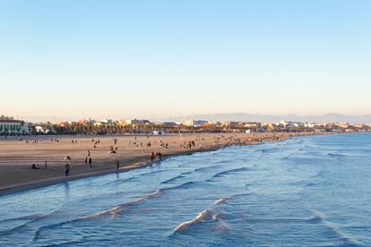 Una tranquila tarde de domingo en la playa valenciana de la Malvarrosa. 